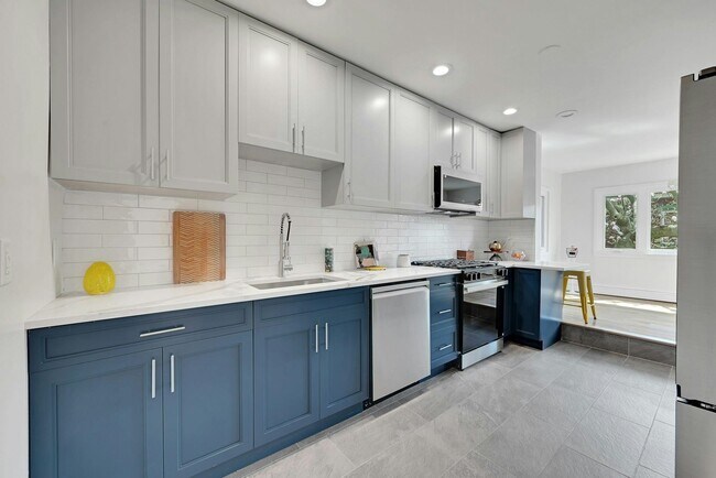 Building Photo - 158 Edgar St