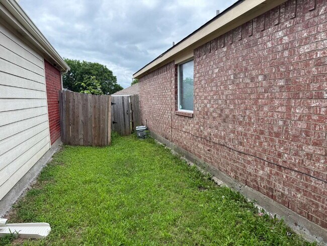 Building Photo - 1100 Alexandria Dr