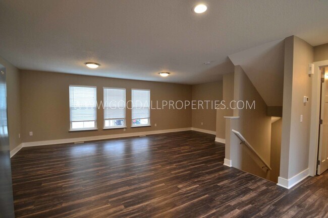 Building Photo - 2 Bedroom, 2 1/2 Bath Townhome in Urbandale with attached 2 car garage