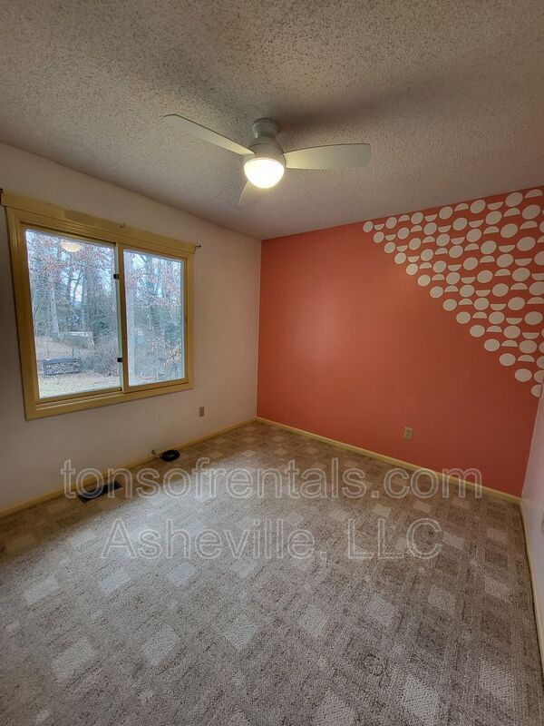 Building Photo - 128 White Oak Rd Ext