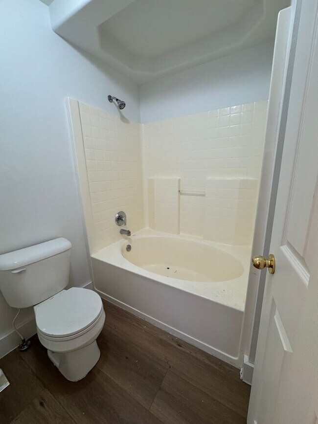 Building Photo - Amazing Riverton Townhome in Aspen Springs!