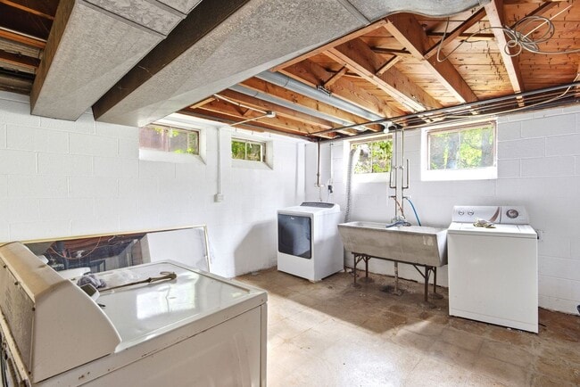 Building Photo - 8983 Highland Dr