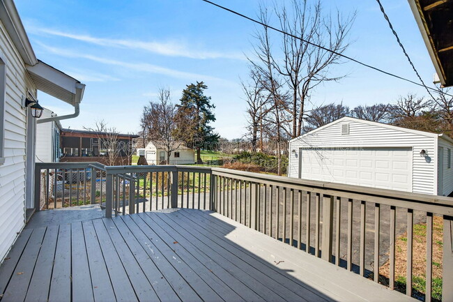 Building Photo - 9625 Theodosia Ave