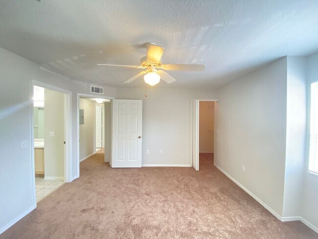 Building Photo - Second Floor Apartment with Balcony View! ...