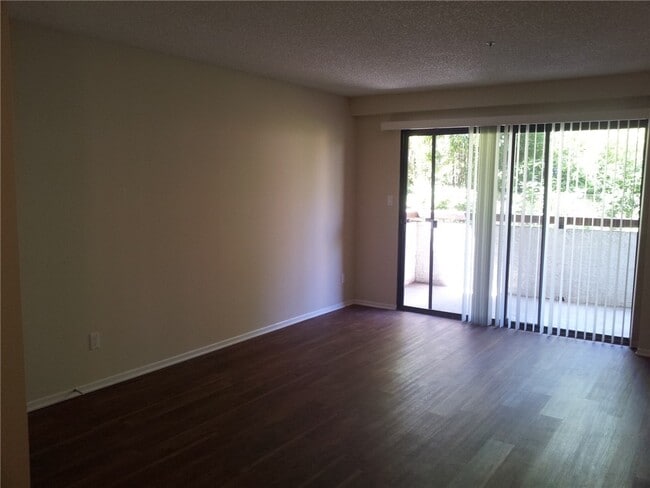 Building Photo - 987 E Del Mar Blvd