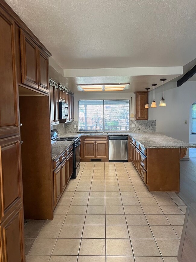 Building Photo - BEAUTIFUL 4 BEDROOM W/POOL IN FAIR OAKS!!