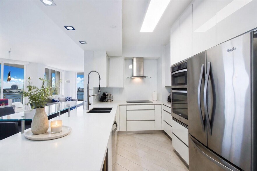 Building Photo - 888 Brickell Key Dr