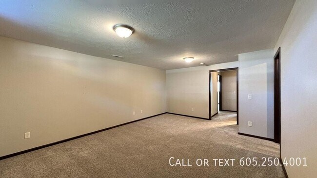Building Photo - Spacious 4 Bedroom 3 Bathroom home with Va...