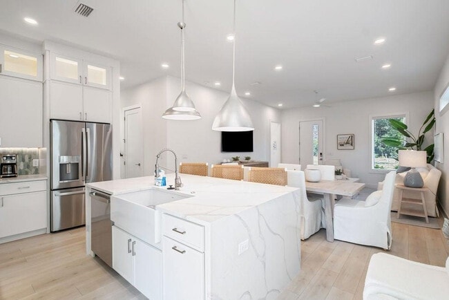 Building Photo - 31 Sarah St