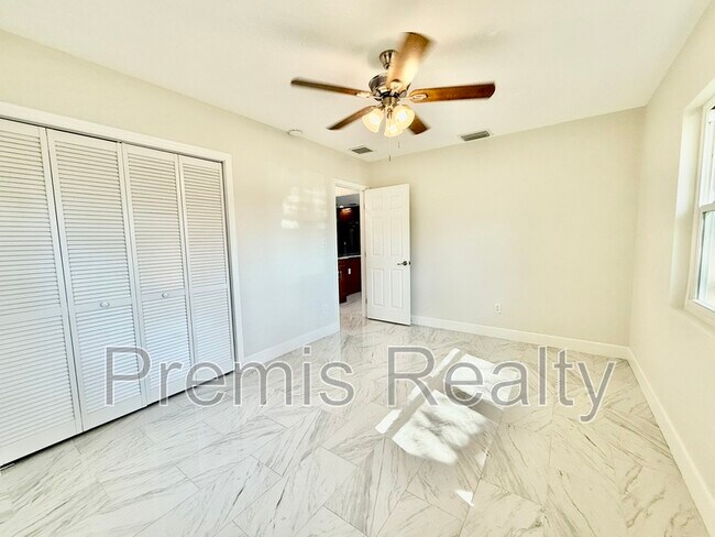 Building Photo - 2014 Pinehurst Dr