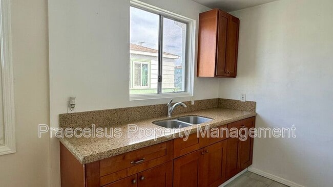 Building Photo - 317 E 5th St