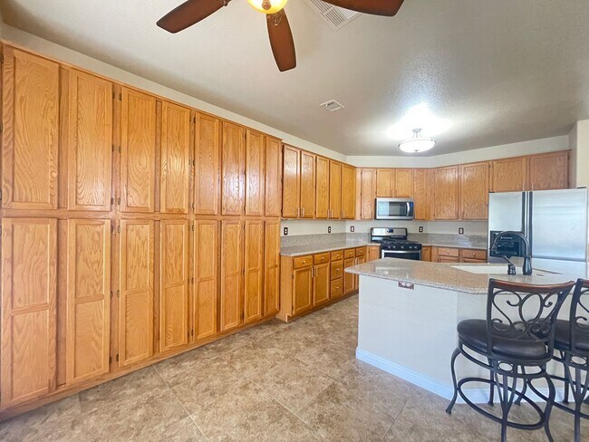 Building Photo - Gorgeous 2-story home in the Green Valley ...