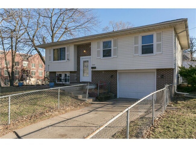 Building Photo - 1900 Atkins St