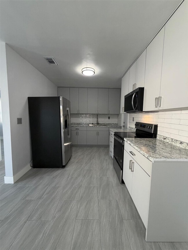 Building Photo - 1966 NE 177th St