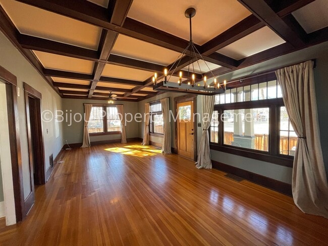 Building Photo - Charming Downtown Bungalow