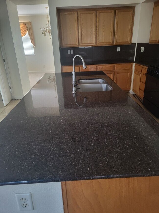 Building Photo - 5049 Pine Lake Ct