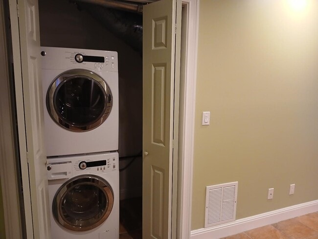 Building Photo - 421 Columbus St