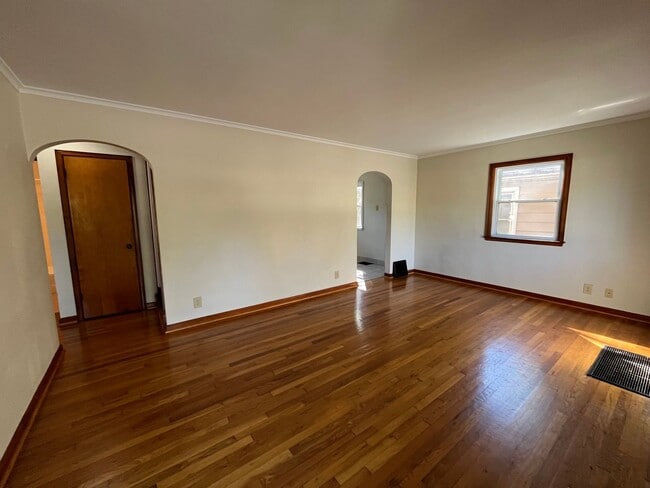 Building Photo - **3-BEDROOM HOUSE W/ 2-CAR GARAGE IN BEECH...