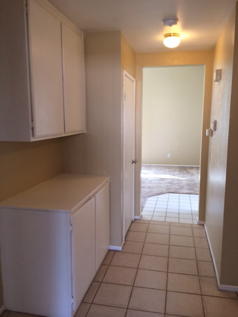 Building Photo - 3 BEDROOM, 2 BATH VICTORVILLE HOME. COMMUT...