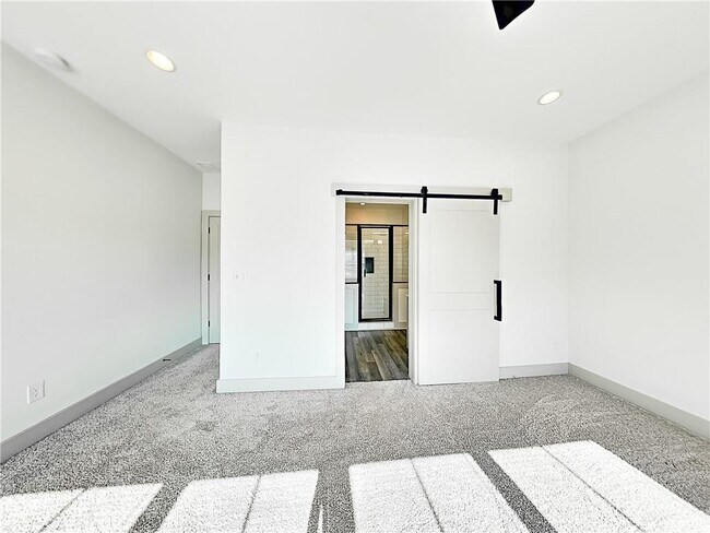 Building Photo - 583 King Arnold St