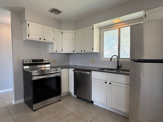 Building Photo - 2 bedroom 1 bath with carport in Washburn Rural School district