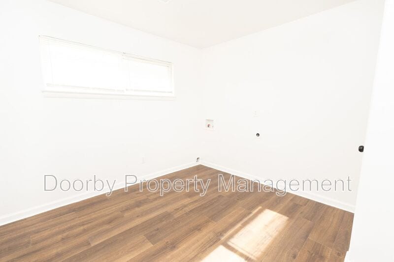 Building Photo - 2011 Milne St