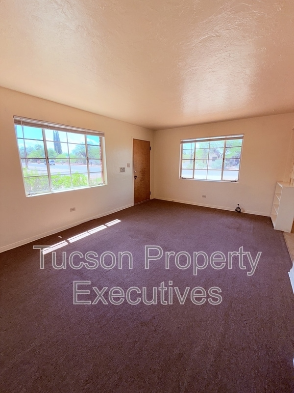 Building Photo - 2831 E Adams St