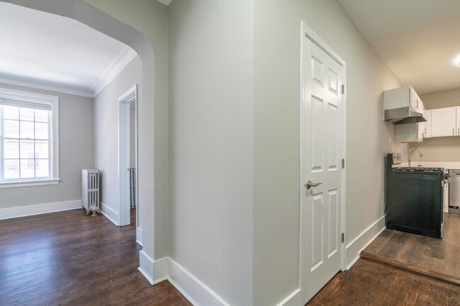 Building Photo - 7418 N Damen Ave