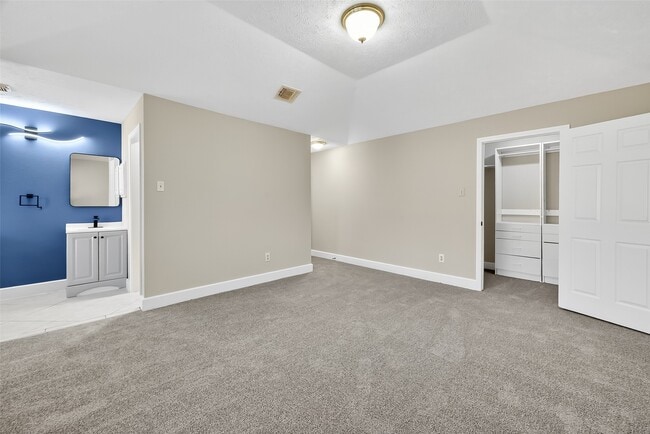 Building Photo - 2238 Sentinal Oaks St