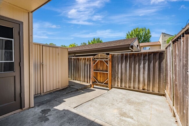 Building Photo - 2 Story Townhome