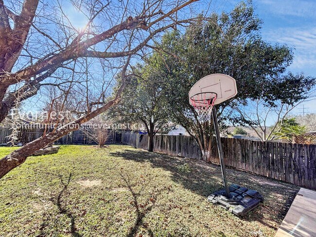 Building Photo - 915 Pyegrave Pl