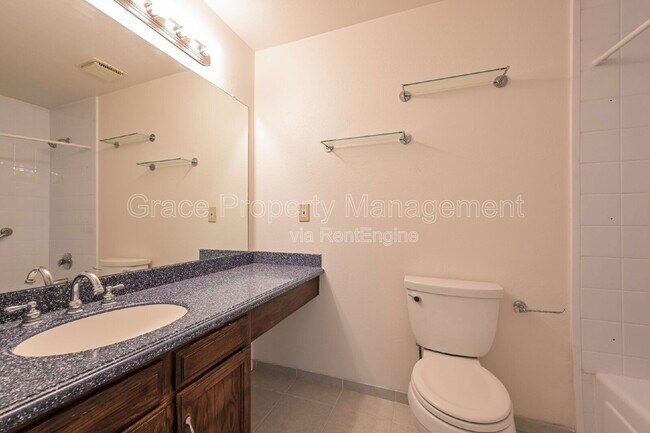 Building Photo - 580 E Kettle Ave