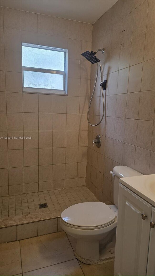 Building Photo - 1020 SW 19th Ave