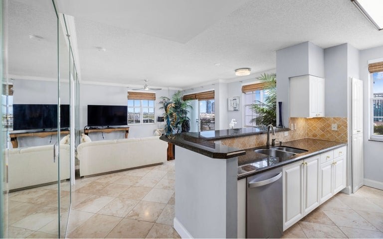 Building Photo - 616 Clearwater Park Rd