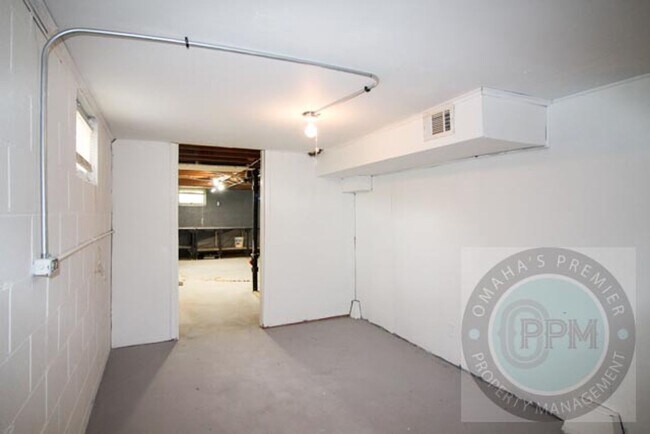 Building Photo - Spacious 3 Bedroom / 1 Bathroom Home in Be...