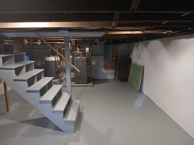 Building Photo - SPACIOUS RENOVATED FARMHOUSE AVAIL. FOR RENT!