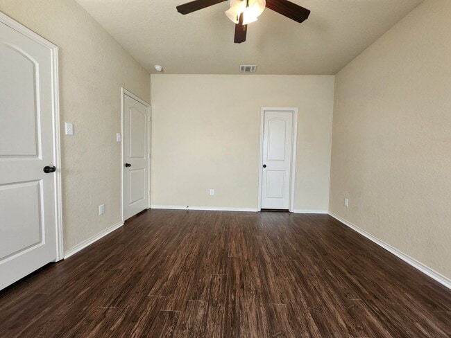 Building Photo - Wood Like Tile Flooring & Vinyl Plank - No Carpet / 1 Story Unit/ Fenced in Yard / Interior Washe...