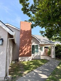 Building Photo - 3 bed 2 bath home vaulted ceilings close to hwy 80