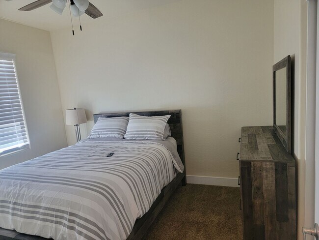 Building Photo - 3-Bedroom / 2-Bathroom Home with Attached ...