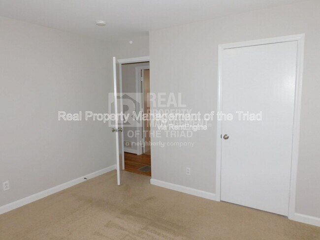 Building Photo - 284 Longmeadow Dr