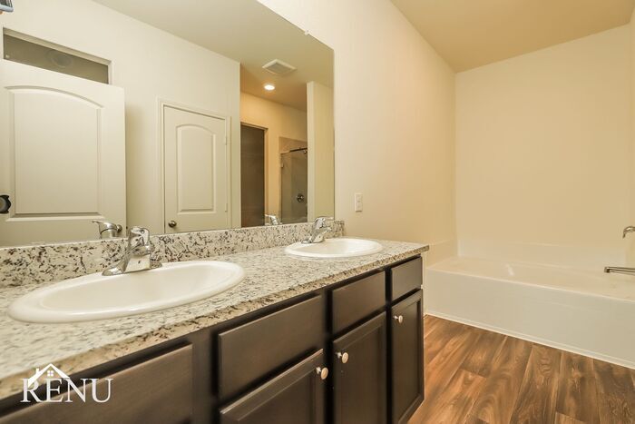 Building Photo - 11002 Chatham Ct