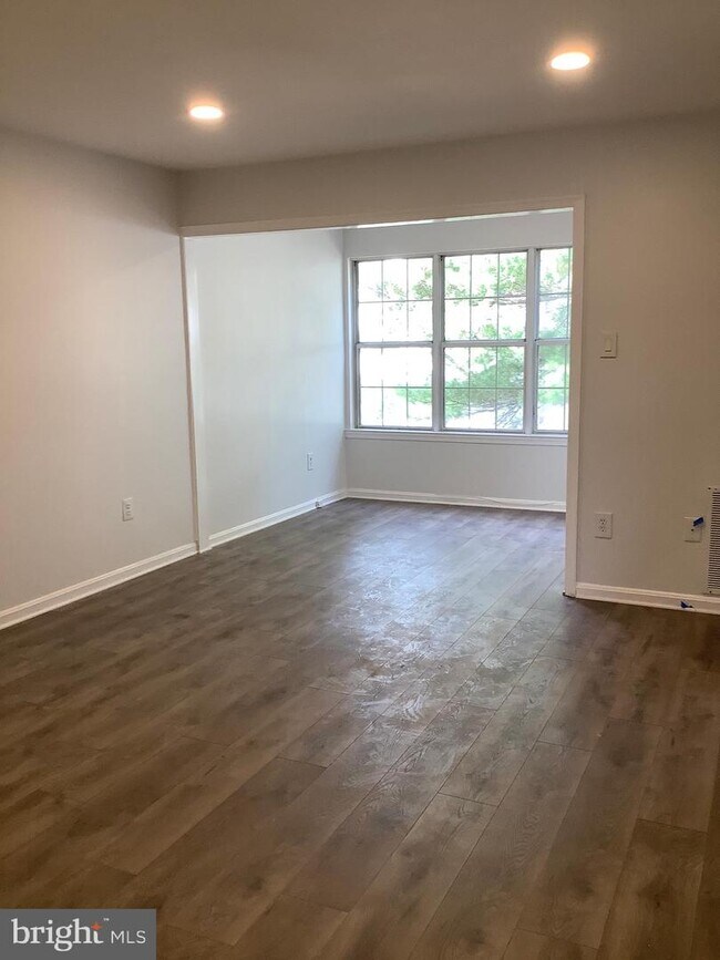 Building Photo - 12 Normandy Square Ct