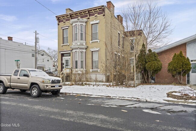 Building Photo - 821 23rd St