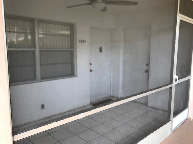 Building Photo - 501 Blue Heron Dr