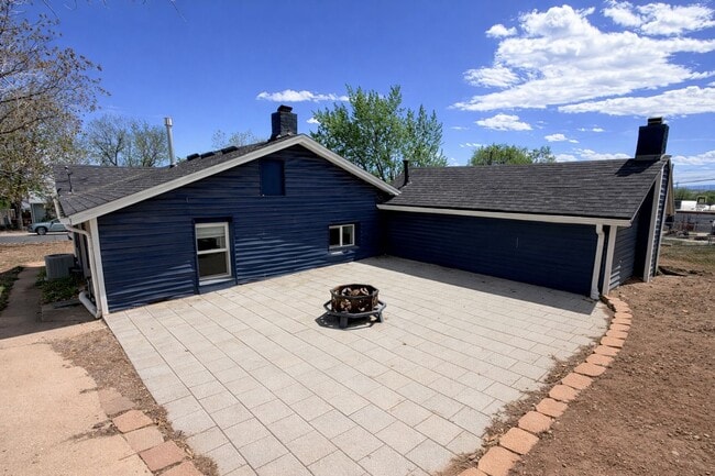 Building Photo - For Rent – Renovated 3 Bedroom Bungalow in Englewood