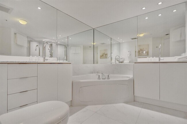 Building Photo - 16699 Collins Ave