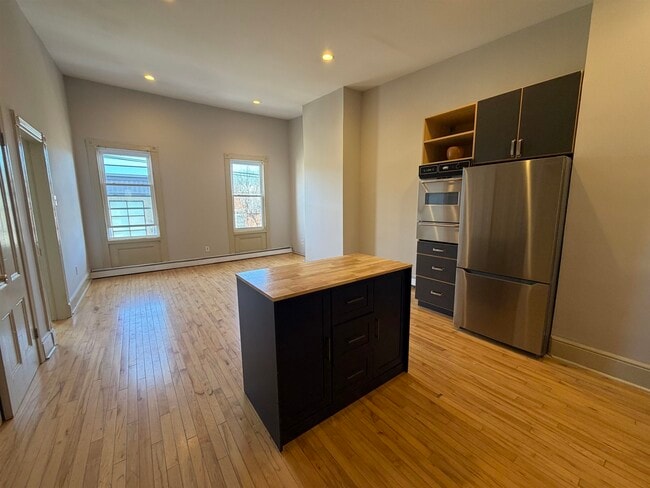 Building Photo - 225 Pine St