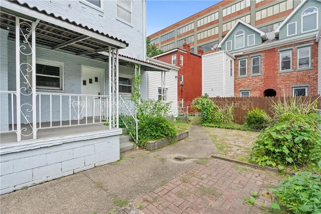 Building Photo - 2123 Sidney St