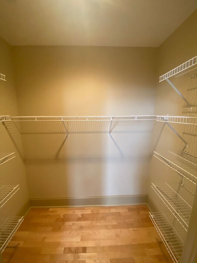 Building Photo - Renovated 2 Bed 1 Bath Apartment with W/D!