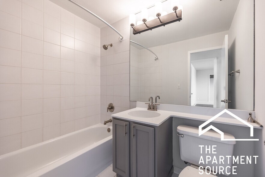 Building Photo - 1337 N Dearborn St